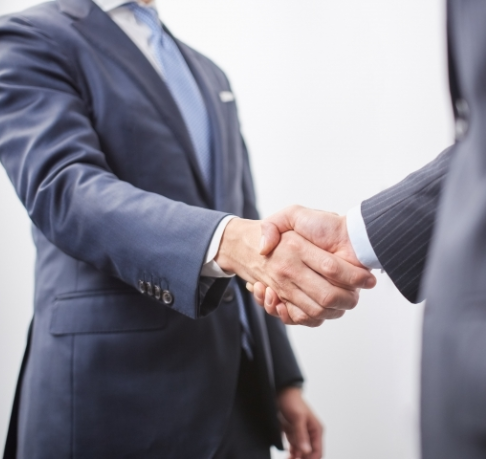 ビジネスマンが握手する画像